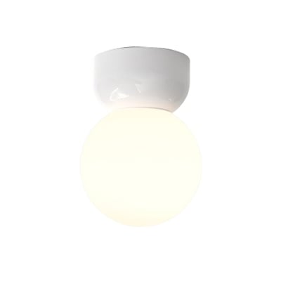 Astro Lighting Lyra loftlampe i hvidt porcelæn med rund, lysende skærm og kompakt loftfatning.
