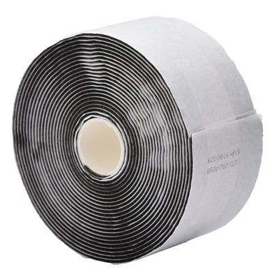 Sort Plum QuickSoft 5543 selvklæbende bandage, 5,5 cm x 5 meter, vist oprullet; produktet sælges i pakke med 2 stk.