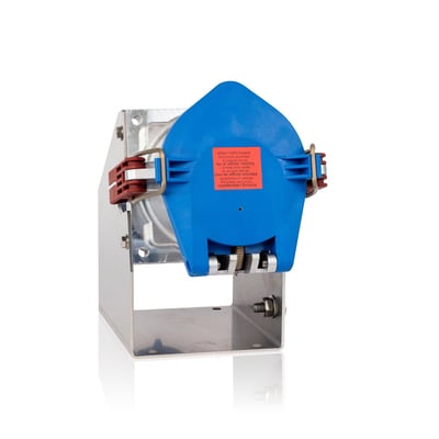 Robust CEE vægudtag med 160A, 6h, IP67, 3P+PE, monteret på en rustfri stålfodsstruktur.