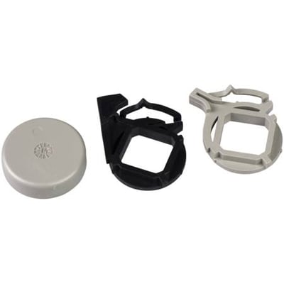 Schneider Electric adapter til lås for drejehåndtag, bestående af tre dele: en grå låg og to sorte og grå monteringsdele.