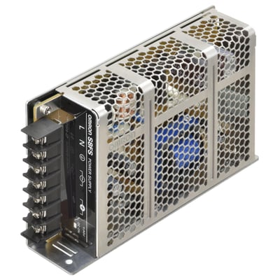 Detaljeret visning af Omron 100W strømforsyning, med fokus på frontterminaler og mærkning for strømindgang og udgang.
