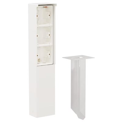 Niko Hydro stikkontaktsøjle i hvid, med plads til 3 moduler, og et medfølgende spyd til jordmontering.