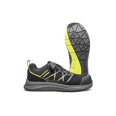 Sort Activewear Kipp 7678 sikkerhedssko i størrelse 42 set fra siden med den mønstrede sål synlig bag skoen.