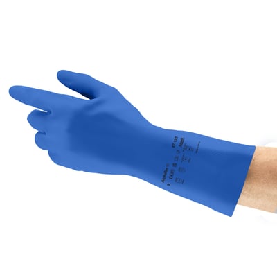 Ansell Alphatec 87-195 handske i str. 8 vist på en arm, viser blå beskyttelsesmateriale og certificeringsikoner.