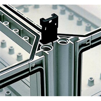 Close-up af Fibox MBFB sammenbygningskile, der forbinder hjørnerne af et Fibox SLN kabinet, med tydelige samlinger og gummipakninger.