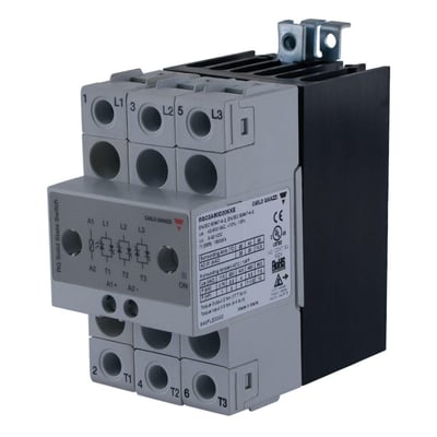Carlo Gavazzi 2-polet solid-state relæ med udgang på 3x220 V/3x25 A, vist skråt forfra med tilslutningsklemmer.