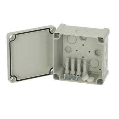 Fibox montagekasse i grå ABS-plast, 110x110x65 mm, vist åben med synlig PUR-pakning og monteringsskruer indeni.