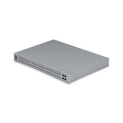 Ubiquiti UniFi Pro Max 48 switch med 48 Etherlighting porte og en blank grå overflade, vist fra venstre vinkel på sort baggrund.