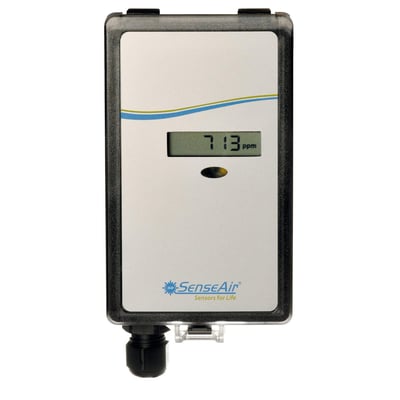 Schneider Electric aSENSE m III kombisensor til kanalmontering med digitalt display, der viser 713 ppm.