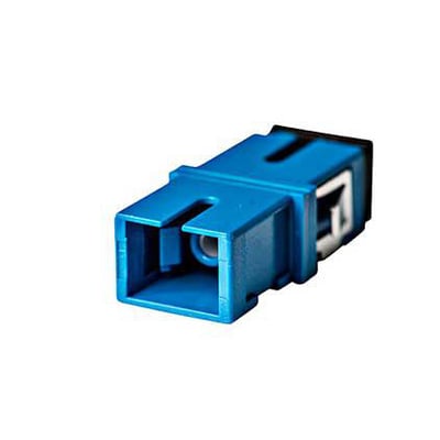 Blå, blå fiberoptisk adapter SC/UPC til SC/UPC, SingleMode, Simplex, uden flange, på en hvid baggrund.