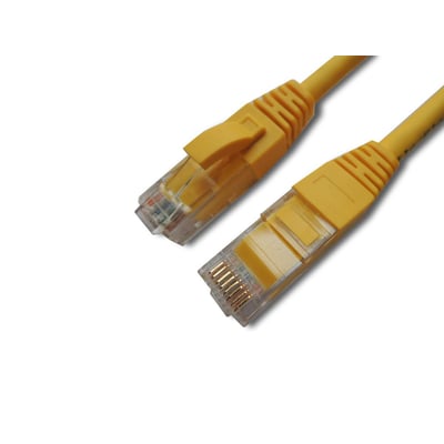 Gult Kat 6 UTP patchkabel med RJ45-stik viser tydeligt de gyldne kontakter og den gennemsigtige plastikisolering.