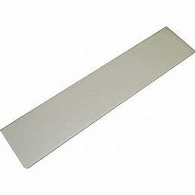 Matslebet glashylde på 500 x 120 mm, fremstillet af glas med en diskret matt overflade, præsenteret isoleret.