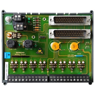 Siemens Simatic PCS7 Red F-DO10 relæ MTA kredsløbskort med synlige komponenter, stik og terminaler på en grøn printplade.