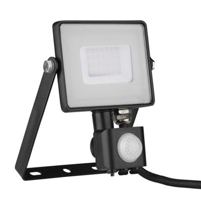 Sort V-TAC 30 W LED-projektør med sensor og justerbar monteringsbøjle, set skråt forfra.