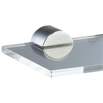Vola T25HLD-16 hyldeholder i blank krom ses monteret på kanten af en gennemsigtig glashylde.