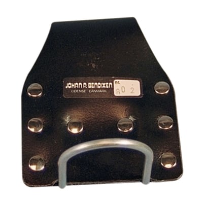 Hammerholder i sort læder med stålbøjle og mærkat 'JOHAN R. BENDIXEN ODENSE DANMARK' samt nummer 80 2.