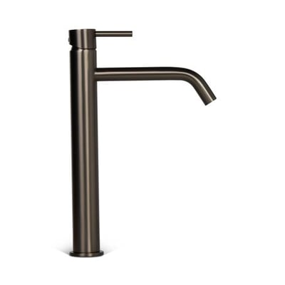 Høj håndvaskarmatur i gun metal finish med et slankt, moderne design og en lige tud. Armaturet står opret på en rund base.