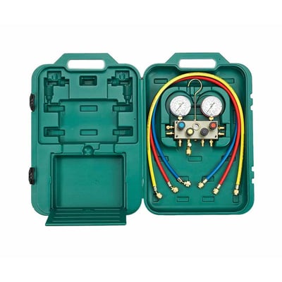 Refco BM4-3-DS-CLIM 4-vejs analogt manifoldsæt med manometre og farvede slanger i åben kuffert.