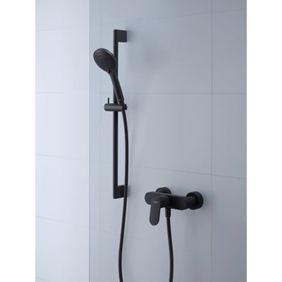 Duravit brusesæt 700 i mat sort med rund håndbruser, 3 jetindstillinger og 1600 mm bruseslange, monteret på hvidt flisevæg.