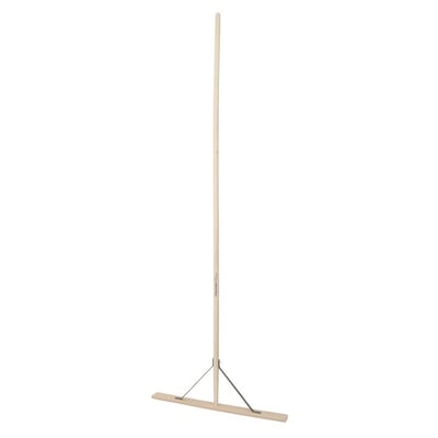 Fiskars asfaltrager med træskaft vist lodret, hvor bredden på 700 mm og materialet af træ er tydeligt.