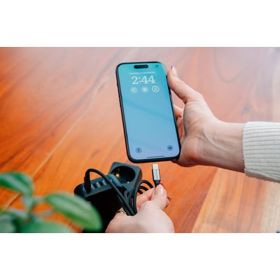 Verbatim Sync & Charge USB-C-kabel i sort med begge stikender vist ved en mobiltelefon og oplader.