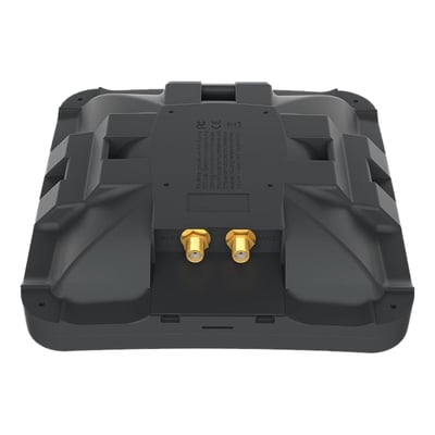 Sort MikroTik mANT LTE 5o LTE-antenne med 5 dBi, set bagfra med to synlige SMA-stik.