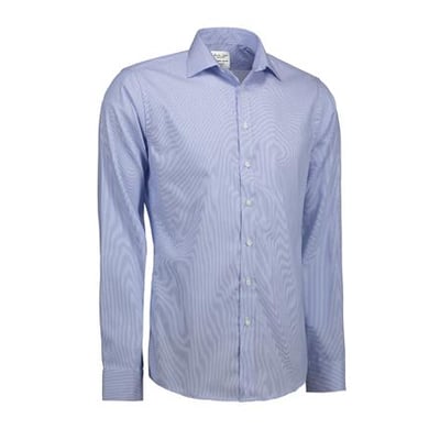 Seven Seas herreskjorte i lys blå twill med diskret nålestriber og Non Iron finish. Skjorten er i størrelse 2XL.