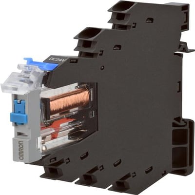 Omron Slimline relæ 6 mm med stikdåse, SPDT, 6A og 24 VAC/DC, vist med synlig spole.