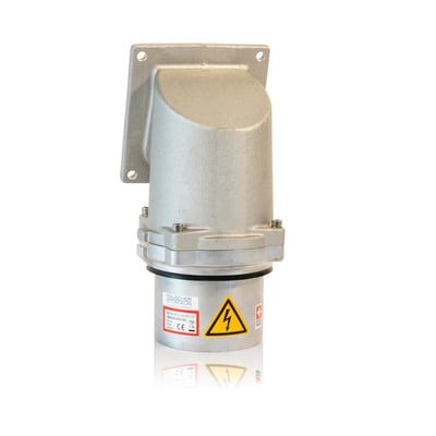 Vinklet CEE apparatindtag i sølvfarvet metal med 160A, 6h, IP67 og 3P+PE mærkning.