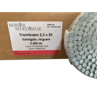 Nærbillede af Nobe tromlesøm 2,5 x 35 mm, varmgalvaniseret ringsøm i en rulle med 2.400 stk.