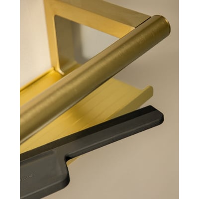 Tæt på en børstet messingfarvet Cosmic Architect S+ brusehylde med integreret bruseskraber. Hyldens kant ses tydeligt.