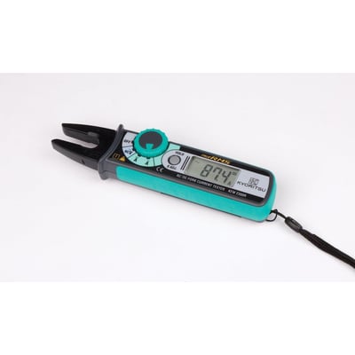 Kyoritsu 2300R tangamperemeter måler 87.4A AC/DC strøm med sand RMS teknologi, vist på det digitale display med en sort strop.