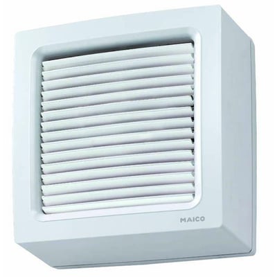 Nærbillede af Maico Ventilatoren EVN22, viser mærke logoet 'MAICO' på siden af den hvide ventilator.