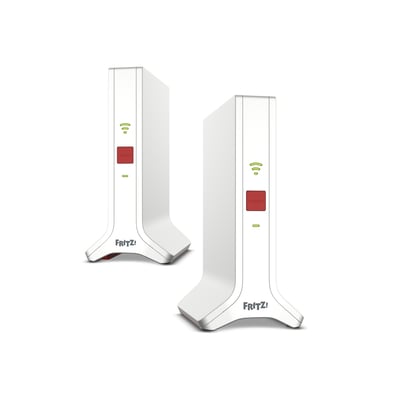 To hvide FRITZ! mesh-enheder til trådløst netværk står oprejst med Wi-Fi-symboler og statusknapper på fronten.