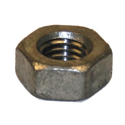 Nærbillede af en M16 DIN 934 møtrik i sort stål, kvalitet 8, der viser detaljeret gevind og sekskantet ydre.