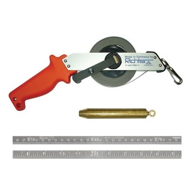 Richter 10 meter rustfrit stålbånd med orange håndtag, graveret markering og karabinhage vist med lod og to målebånd.