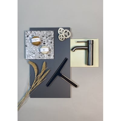 Moodboard med Dansani Mido+ vaskeskabselement i grå mat, terrazzo-fliser, tørrede planter og et moderne armatur.