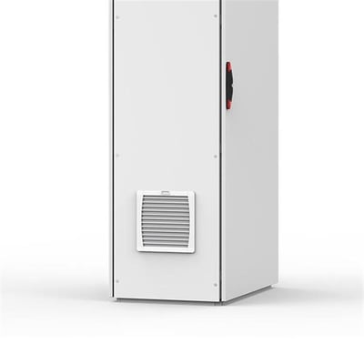 Vinkelbillede af Eldon EFA220R5 udsugningsfilter monteret på et hvidt kabinet, viser filterets dimensioner og montering.