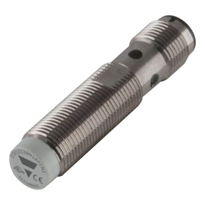 Induktiv M12-sensor fra Carlo Gavazzi med kort, gevindskåret metalhus og 10 mm detekteringsafstand.