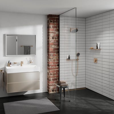 Moderne badeværelsesinstallation med en Hansgrohe bruser med bronze håndbruserslange monteret på væggen.