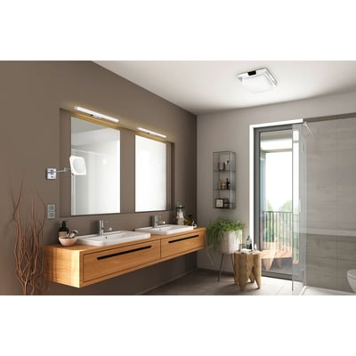 Mattimo krom LED væglampe fra TRIO Lighting, monteret over et dobbelt badeværelsesspejl med integreret lys.