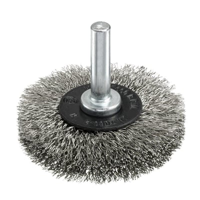 Axialbørste fra Ironside med 50 mm diameter og 0,2 mm bølget rustfri ståltråd, set skråt forfra med skaftet opad.