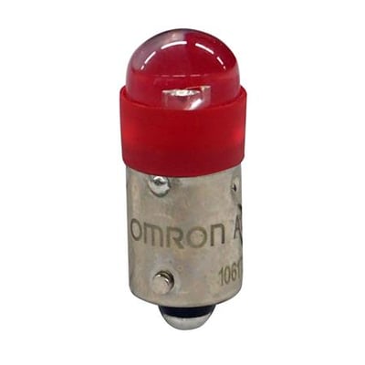 Omron A22NZ trykknap tilbehør med rød LED lampe, designet til 24 VAC/DC og mærket med Omron A 1061.