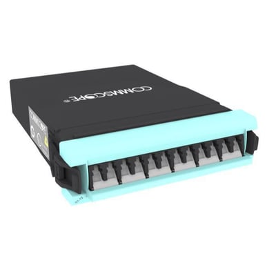 CommScope G2 MPOptimate® multimode OM4 distributionsmodul med 1x MPO12 hanstik og 12 LC-porte med interne støvlåg på en hvid baggrund.