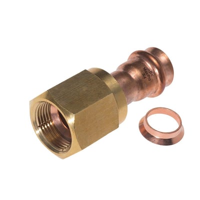Close-up af Conex MaxiPro flareadapter 1/4" med presfitting og messing-gevind, vist med et kobberring ved siden af.