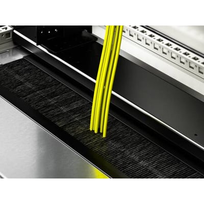 Rittal VX IT flangeplade modul med børstelist, hvor gule kabler passerer gennem børsterne for kabelstyring.