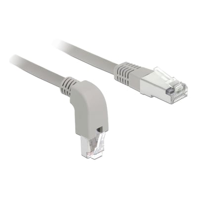 Delock Cat.6 S/FTP-netværkskabel på 0,5 meter med RJ45-stik i begge ender; det ene stik er nedadvinklet.