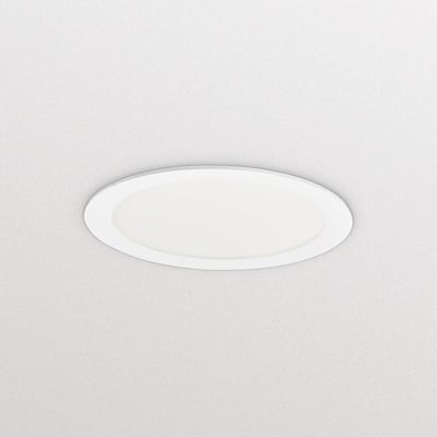 GreenSpace Downlight DN472B, en hvid rund indbygningsspot med opal optik, diameter 200 mm, monteret i en lys loftstruktur.