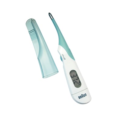 Braun PRT1000 high speed stiktermometer med sin beskyttelseshætte liggende ved siden af, viser et klart digitalt display med temperatur.