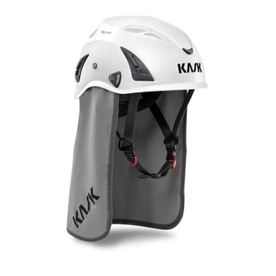 Gråt Kask-nakkeslag monteret på en hvid Plasma sikkerhedshjelm, set skråt forfra med remmene synlige.